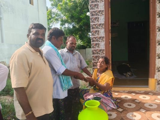 మృతిచెందిన టీడీపీ కార్యకర్త కుటుంబానికి ఆర్థికసాయం