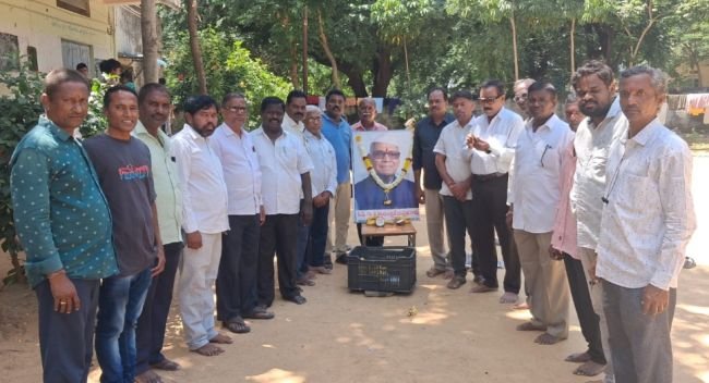 హాస్టల్ విద్యార్థులకు ప్లేట్ల పంపిణీ