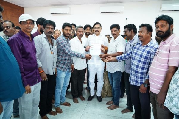 కేంద్ర మంత్రి శ్రీనివాస వర్మను కలిసిన భీమవరం మీడియా క్లబ్ ప్రతినిధులు