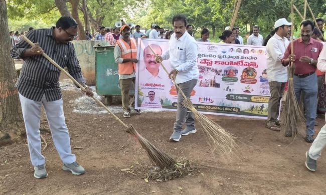 శశి వాకర్స్‌ గ్రౌండ్‌లో స్వచ్ఛతా సేవ