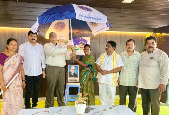 డైమండ్స్ లయన్స్ ఆధ్వర్యంలో గొడుగులు పంపిణీ 