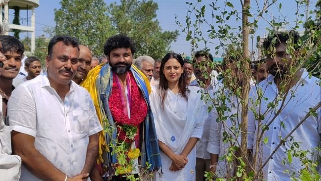 భావితరాలకు మనం ఇచ్చే సంపద చెట్లే..  -నరుకూరులో మొక్కలు నాటిన టీడీపీ యువనేతలు సోమిరెడ్డి రాజగోపాల్‌రెడ్డి, శృతి..