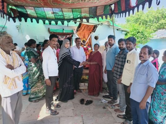 డప్పు ఎల్లమ్మ కుటుంబానికి సర్పంచ్ సీమా సుల్తానా ఆర్థిక సాయం