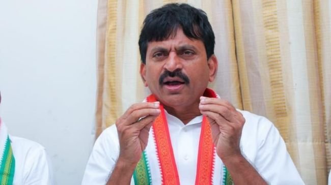 యుఎల్‌సి దరఖాస్తులకు మోక్షం  కొన్ని దశాబ్దాలుగా పెండింగ్‌లో ఉన్న దరఖాస్తులు  అర్హత ఉన్న కేసులను పరిశీలించి క్రమబద్ధీకరించాలని ఆదేశాలు  22ఏ  చిక్కుముడులను ఒక్కొక్కటిగా విప్పుతున్న  ప్రభుత్వం  శాసనసభలో సీఎం  ఇచ్చిన హామీలకు కార్యరూపం  ఇప్పటికే మూడు  కీలక నిర్ణయాలు  తాజాగా యుఎల్‌సిపై స్పష్టమైన ఉత్తర్వుల