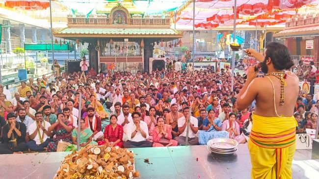 భక్తులతో పోటెత్తిన వాడపల్లి వెంకన్న ఆలయం