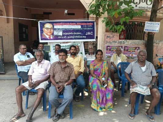 కొనసాగుతున్న వీఆర్ఏల సమ్మె