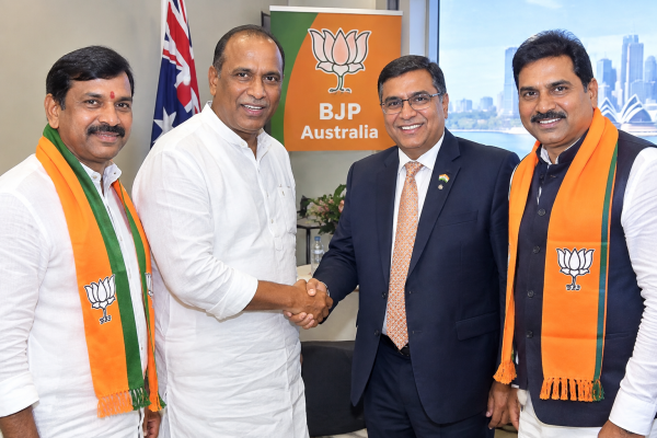 ఆస్ట్రేలియాలో బీజేపీ చీఫ్‌తో బీఆర్ఎస్ ఎమ్మెల్యే మల్లారెడ్డి భేటీ  వీరి సమావేశంలో బీజేపీ ఎమ్మెల్యే పైడి రాకేశ్‌రెడ్డి కూడా హాజరు  రాంచందర్‌రావు ఆస్ట్రేలియా పర్యటనలో ఉండగా ఈ భేటీ   నేతల భేటీకి సంబంధించిన ఫొటోలు సోషల్ మీడియాలో వైరల్ 