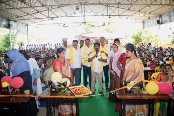 మహిళల చేతుల్లో ఉపాధి మిషన్