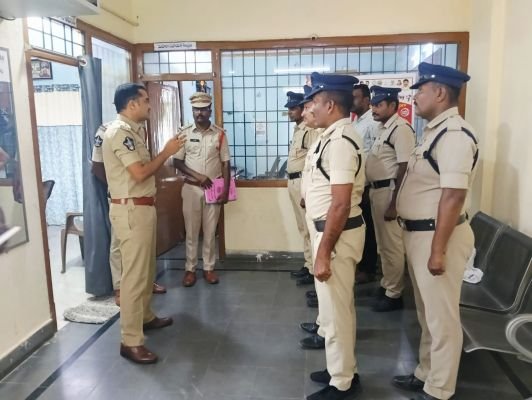 పామూరు పోలీస్‌స్టేషన్‌ను ఆకస్మికంగా తనిఖీ చేసిన ఎస్పీ పంకజ్‌కుమార్‌ మీనా