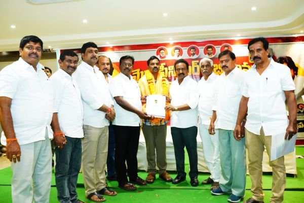 చిరంజీవి అభిమానిలకు సత్కారం 