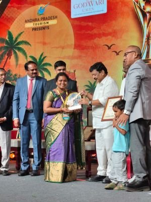మంత్రి చేతుల మీద అవార్డు అందుకున్న శిల్పి భువనాచారి