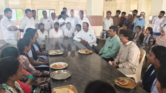 ట్రిపుల్ ఐటీ మెస్‌ను తనిఖీ చేసిన ఎంపీ కలిశెట్టి