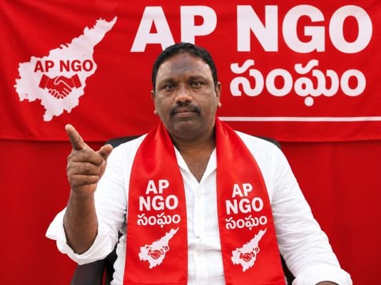 సచివాలయ ఉద్యోగులపై పోలీసుల దాడుల 