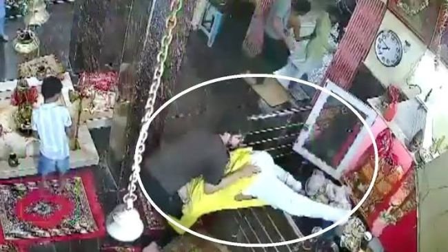 శివాలయం పూజారిపై ఘోర దాడి