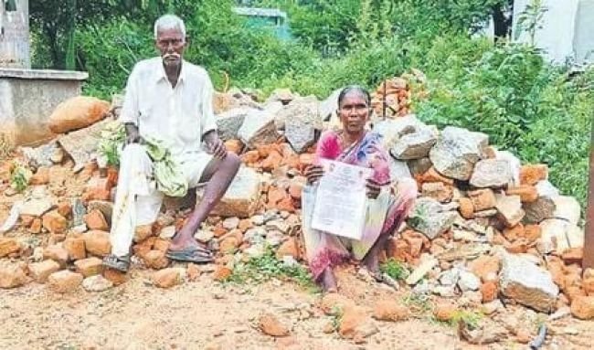 ఇందిరమ్మ ఇల్లు వస్తుందనుకుంటే రోడ్డున పడ్డారు