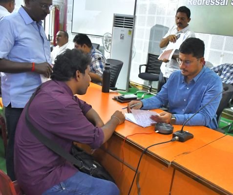 నంద్యాల జిల్లా కలెక్టరేట్‌లోని పిజిఆర్ఎస్ (PGRS ) సమావేశ భవనంలో ప్రజా సమస్యల పరిష్కార వేదిక