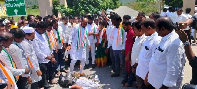 ఓట్ల చోరీకి నిరసనగా సిరిసిల్ల కలెక్టరేట్ ఎదుట కాంగ్రెస్ ఆందోళన..
