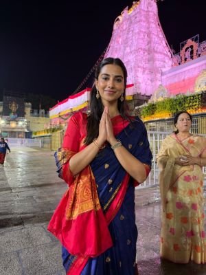 శ్రీవారి సుప్రభాత సేవలో నటి మీనాక్షి చౌదరి.