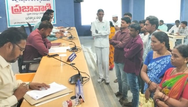 స్థల వివాదంపై కలెక్టర్‌కు ఫిర్యాదు