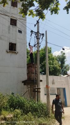 మేడ్చల్‌లో విద్యుత్ భద్రతా నిబంధనలకు తూట్లు.. ఎల్‌సీ లేకుండానే ట్రాన్స్‌ఫార్మర్‌పైకి ప్రైవేట్ సిబ్బంది
