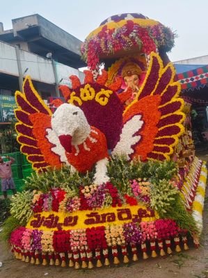 పుష్పాల వైభవంగా గరుడవాహనం