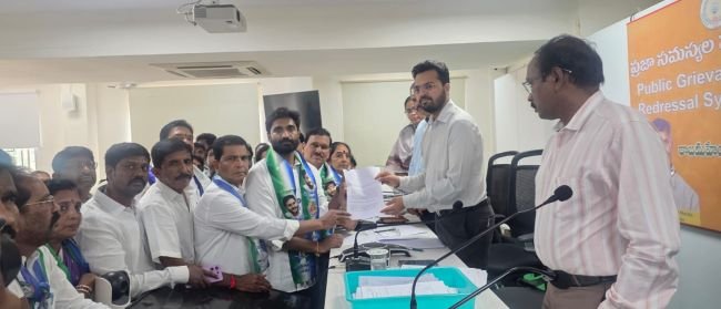 సమస్యలపై వైఎస్ఆర్సిపి శ్రేణులు వినతి పత్రం