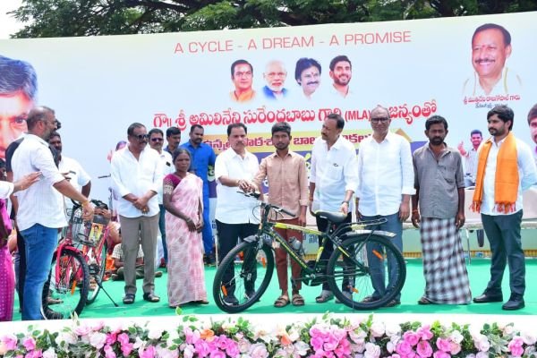 విద్యార్థులకు 7,300 సైకిళ్ల పంపిణీ