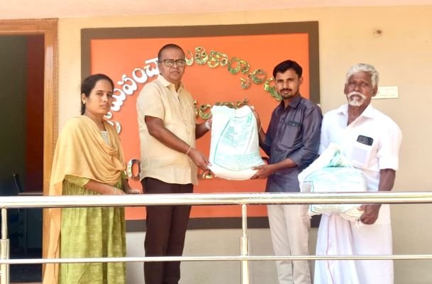 బొందలవాడలో ఉలవల పంపిణీ