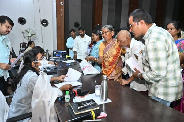 ప్రజా సమస్యల పరిష్కారంలో నిర్లక్ష్యం ఉండకూడదు*