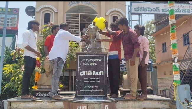 భగత్ సింగ్ విగ్రహానికి నివాళులు, పాలాభిషేకం