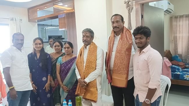 వైఎస్సార్సీపీ యువజన విభాగం నేత సద్దలతో కాటసాని ఆత్మీయ కలయిక