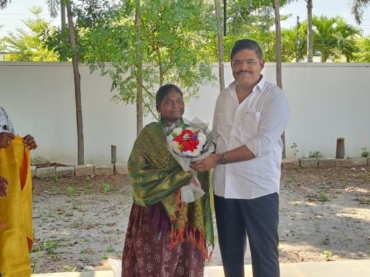 మెడికల్ సీటు సాధించిన మహేశ్వరికి బీఎస్ఆర్ అభినందనలు