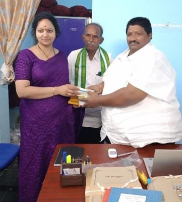 అన్నదాన పథకానికి రూ1,00,001 ఇచ్చిన కుందూరు కుటుంబసభ్యులు