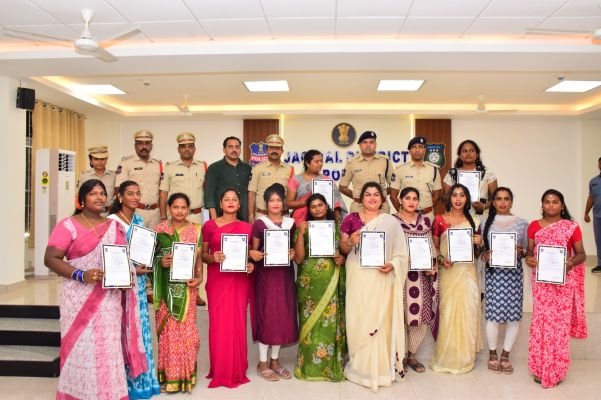 ట్రాన్స్‌జెండర్లకు ప్రశంస పత్రాలు అందజేసిన ఎస్పీ