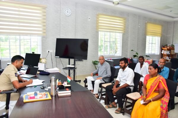 జిల్లా పోలీసు కార్యాలయంలో గ్రీవెన్స్ డే 