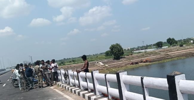 ప్రమాదకర స్టంట్లతో యువకుడు అల్ చల్..
