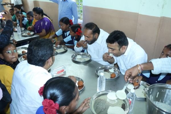 ప్రభుత్వ బడుల్లో విద్యార్థులకు అల్పాహారం  విద్యావ్యవస్థను బలోపేతం చేస్తున్నాం..   రూ.70 కోట్లతో పాఠశాలల ఆధునీకరణ  ప్రభుత్వ విప్, ఎమ్మెల్యే విజయరమణ రావు