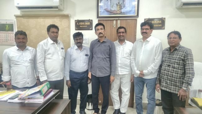 రాష్ట్ర నాయకత్వాన్ని కలిసిన పులివెందుల ఏపీ ఎన్జీవోస్ ఉద్యోగులు