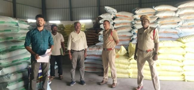 ఎరువుల దుకాణాల్లో అధికారుల తనిఖీలు