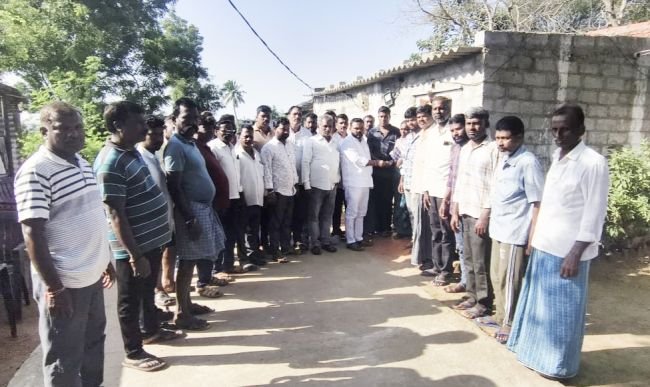 మృతుని కుటుంబానికి ఆర్థిక సాయం......