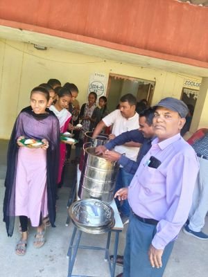 కళాశాల విద్యార్థులకు అల్పాహారం...