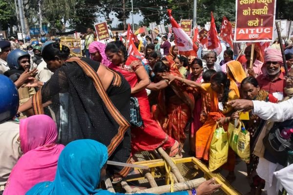 కేంద్ర ఎన్నికల సంఘం నిర్ణయంపై దేశవ్యాప్తంగా మొదలైన తీవ్ర చర్చ