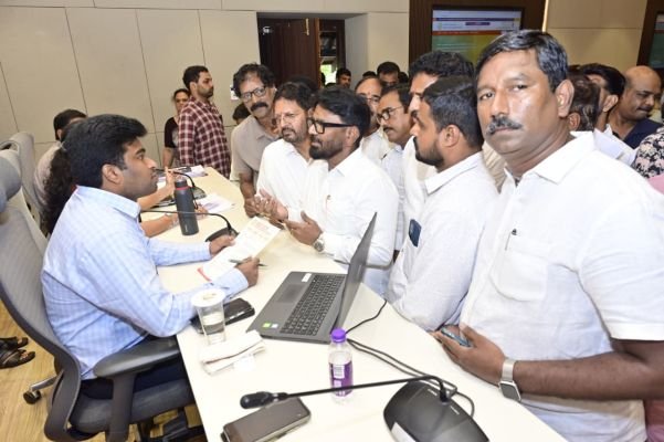 కాంట్రాక్టర్ల సమస్యలు పరిష్కరించాలి  పెండింగ్‌ బిల్లులు చెల్లించాలి..  నిధి పోర్టల్‌ సమస్యలు తొలగించాలి  కలెక్టర్‌ అభిషిక్త్‌ కిషోర్‌కు జీవీఎంసీ కాంట్రాక్టర్ల వినతి