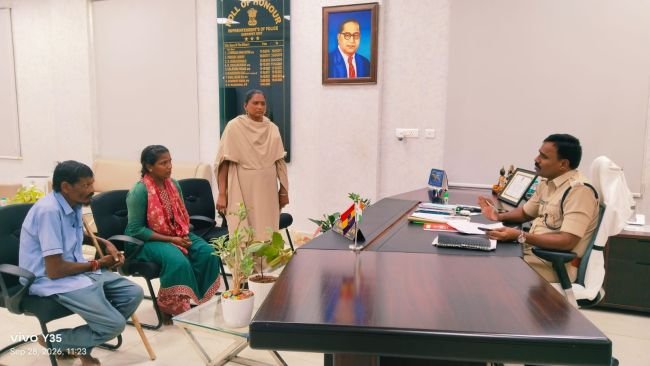 _పోలీస్ గ్రీవెన్స్ డే కార్యక్రమంలో పిర్యాదు దారులతో మాట్లాడిన .....ఎస్పి నరసింహ ఐపిఎస్ ......
