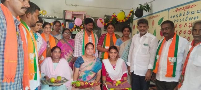 అంగన్వాడీ టీచర్లు ఆయాలకు సన్మానం