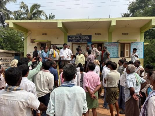 గొరపూడి అసైన్డ్ భూముల సమస్యపై సానుకూల హామీ - ప్రగడ నాగేశ్వరరావు సమక్షంలో రైతులతో అధికారుల చర్చలు