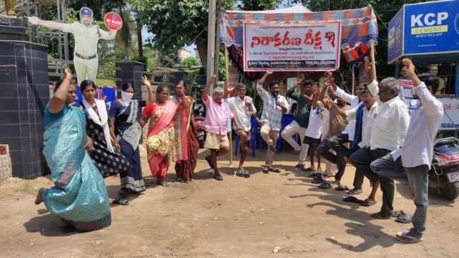 ఒంటి కాలిపై వీఆర్ఏలు నిరసన