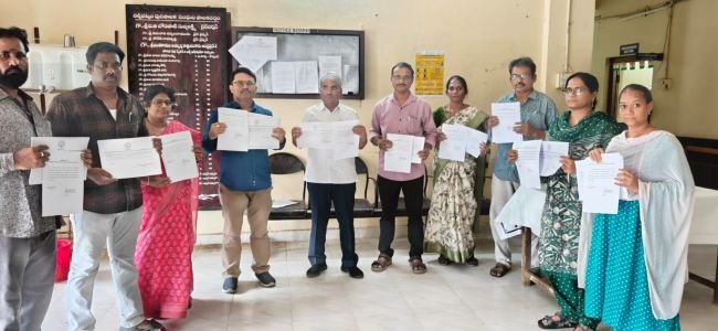 ప్రభుత్వ కార్యాలయాల్లో ప్రజలకు అందుబాటులో ఉంచిన ఓటర్ల జాబితా 