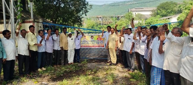 ఐదేళ్లుగా పేరుకుపోయిన సహకార చక్కెర కర్మాగారాల కార్మికుల బకాయిలు విడుదల... కార్మికుల్లో ఆనందోత్సాహం