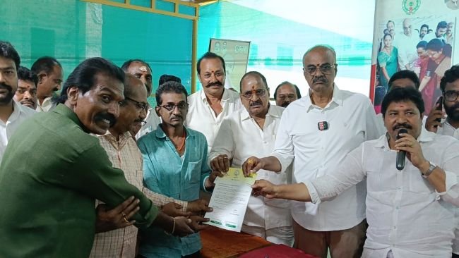40 మంది లబ్ధిదారులకు సీఎం రిలీఫ్ చెక్కులు 